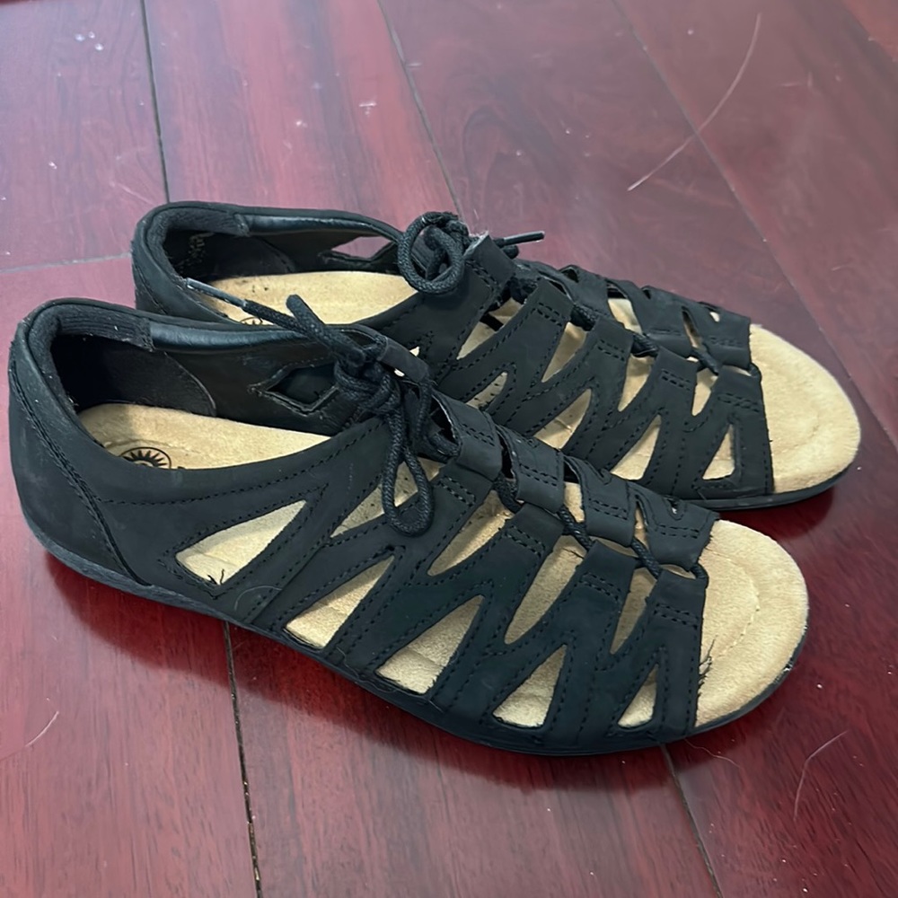 Black cushion sandals